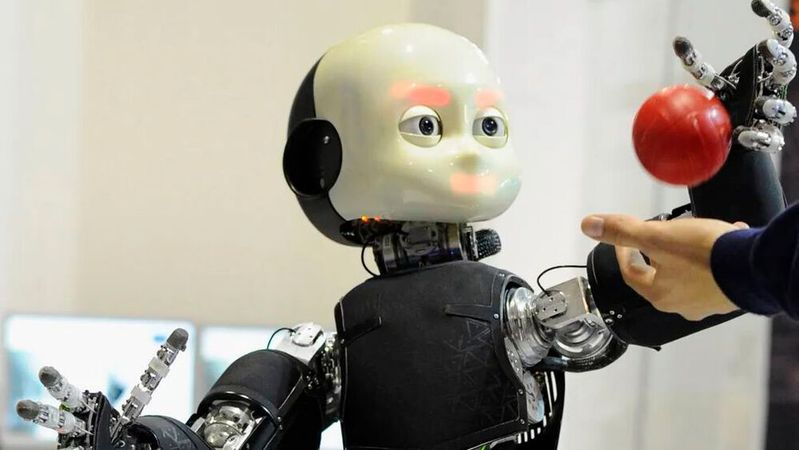 Der zweibeinige Roboter „iCube3“, der von italienischen Forschern entwickelt wurde, kann aus 300 Kilometern Entfernung gesteuert werden. Dabei überträgt der Bediener eigene Bewegungen samt Mimik auf die Maschine, die sie dann widergibt. (Bild:  Istituto Italiano di Tecnologia)