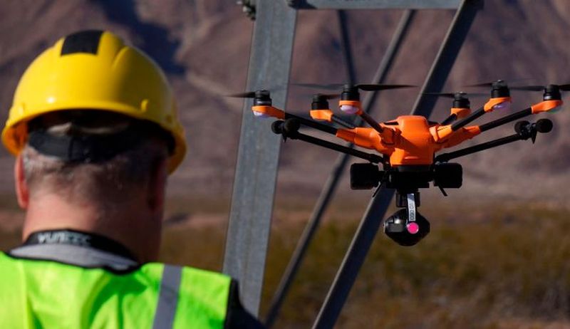 H520 von Yuneec: Sowohl die Kombination aus Ultrasonic- und Intels RealSense-Technologie (optional erhältlich), als auch die 5-Rotoren-Flugfähigkeit und das redundante Steuersignal über 2,4 und 5,8 GHz sorgen für die hohe Sicherheit des H520. (Bild: Yuneec Europe)