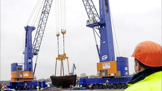 Das mit dem Tandem Lift Assistant gehobene Schleusentor wog 236 t. (Bild: Terex Port Solutions)
