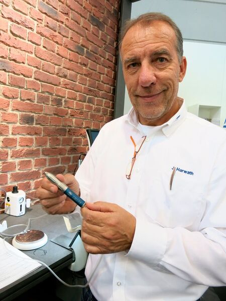 Jürgen Harwarth, Kundenberater bei Joke Oberflächentechnik, zeigt einen Luftschleifer, der die Größe eines Kugelschreibers hat. Er schafft 120.000 Umdrehungen pro Minute und „hört sich an wie ein Bohrer beim Zahnarzt“, scherzt Harwarth. (Bild: Schäfer)