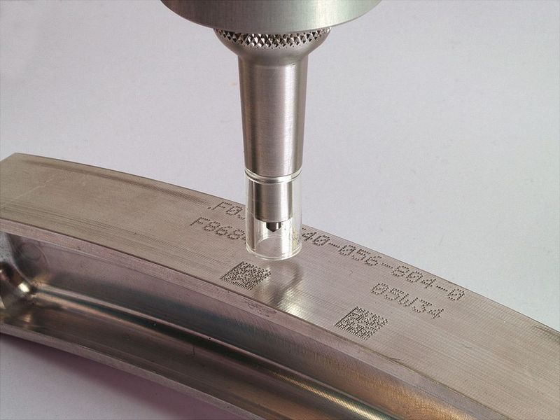 Zur Teilemarkierung in der Luftfahrtindustrie hat Technifor zwei Arbeitsstationen im Angebot: die Mikroperkussionsmaschine CN 312Sm mit der Abrollvorrichtung DMC11. Bild: Technifor (Archiv: Vogel Business Media)