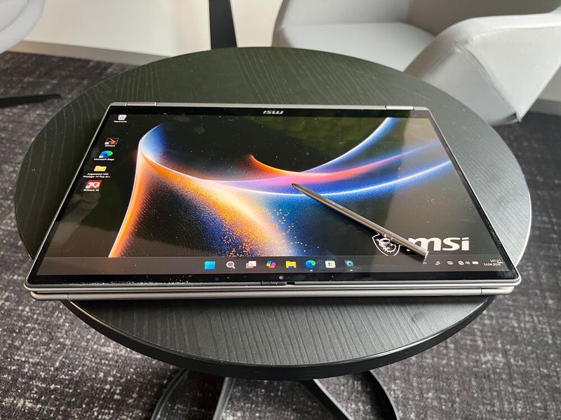 ... und im Tablet-Modus. Zum Lieferumfang des Prestige Flip 14 AI+ gehört mit dem MSI-Nano-Pen ein kleiner aktiver Stift. (Bild: Vogel IT-Medien)