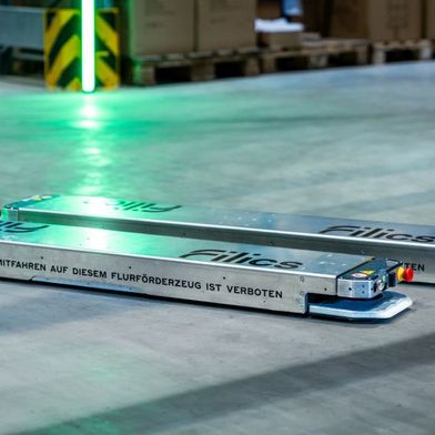 Die Filics Unit besteht aus zwei physisch getrennten Roboterkufen und ist auf die Automatisierung des bodengebundenen Palettentransports spezialisiert.  (Bild: Filics)