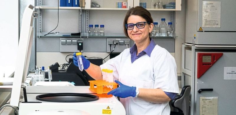 Dr. Peggy Stock bei ihrer Arbeit im Labor (Universität Leipzig)