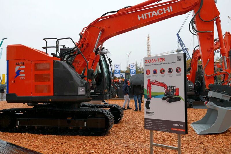 Hitachi zeigte auf der Bauma insgesamt vier neue Zero-Emission-Bagger, darunter der ZX 135-7EB. Dass bei Baumschinen vermehrt auf alternative Antriebe gesetzt wird, ist ein eindeutiger Trend auf der Bauma 2022.  (Bild: Sandro Kipar/VCG)