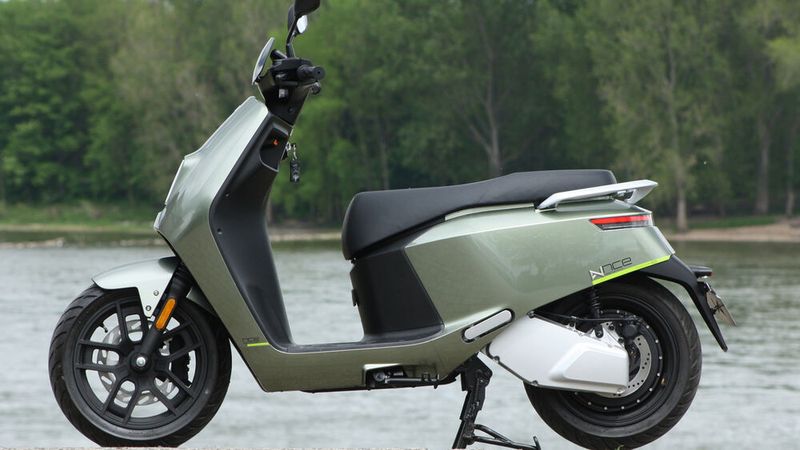 Neben einem Haupt- bietet das Modell auch einen Seitenständer. (Bild: sp-x/Mario Hommen)