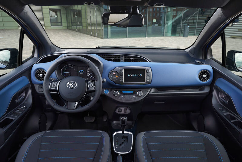 Die Style-Selection-Modelle zeichnen sich durch farblich auf die Zweifarb-Lackierung abgestimmte Ausstattungen aus: Auf diesem Foto zu sehen ist die Innenaussstattung für die titanblaue/schwarze Außenlackierung. (Toyota)