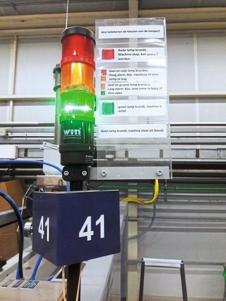 Mit Hilfe der dreistufigen Signalsäulen wird optisch der Status einer jeden Maschine angezeigt: Das rote Licht zeigt an, dass die Maschine steht, gelb leuchtet auf, wenn der Temperaturunterschied zu gross ist, und grün signalisiert einen reibungslosen Ablauf.  (Werma)