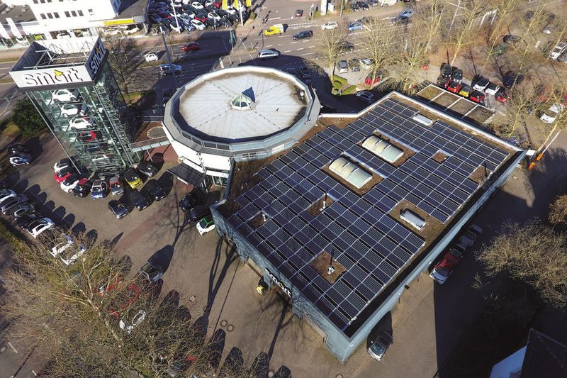 Eindrucksvoll präsentiert sich aus der Vogelperspektive die neue Fotovoltaikanlage auf dem Dach des Smart-Centers Saarbrücken.  (Smart-Center Saarbrücken)