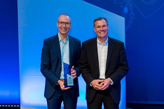 v.l.: Prof. Dr. Immanuel Bloch, Gewinner des diesjährigen Zeiss Research Award und Dr. Karl Lamprecht, Zeiss Vorstandsvorsitzender. v.l.: Prof. Dr. Immanuel Bloch, Gewinner des diesjährigen Zeiss Research Award und Dr. Karl Lamprecht, Zeiss Vorstandsvorsitzender.