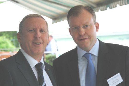 Gespräch am Rande: Bernhard Heusl (Nürnberger Versicherungsgruppe; li.) und Florian Fischer (Vogel Business Media). (Foto: Baeuchle)
