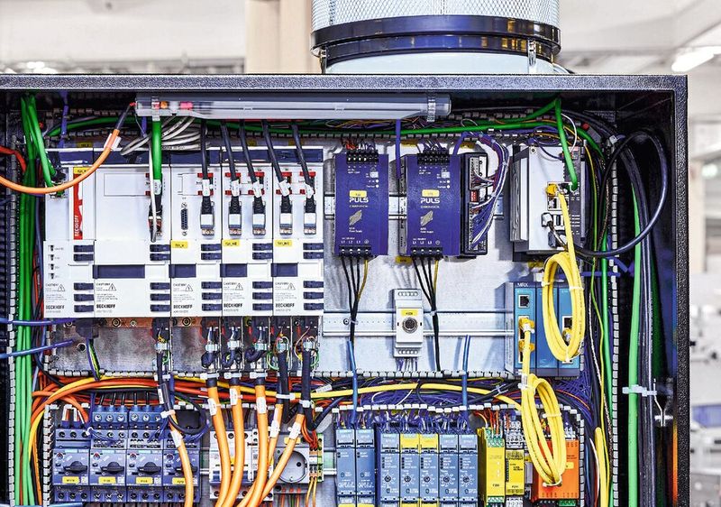 Das Multiachs-Servosystem AX8000 und der Ultra-Kompakt-Industrie-PC C6030 mit Twincat CNC bilden den Steuerungskern der 5-Achs-CNC-Maschine Micro5 XL. (Bild: Beckhoff)