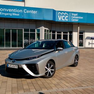 Seltenes Testfahrzeug bei Vogel: der Toyota Mirai.(Bild:  Thomas Günnel/»Automobil Industrie«)