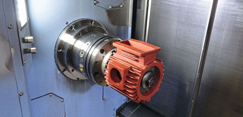 Das Pumpengehäuse wird in der ersten Aufspannung auf einem Hainbuch-Spanndorn mit Schnellwechselsystem centroteX S gespannt.(Bild:  Hainbuch)