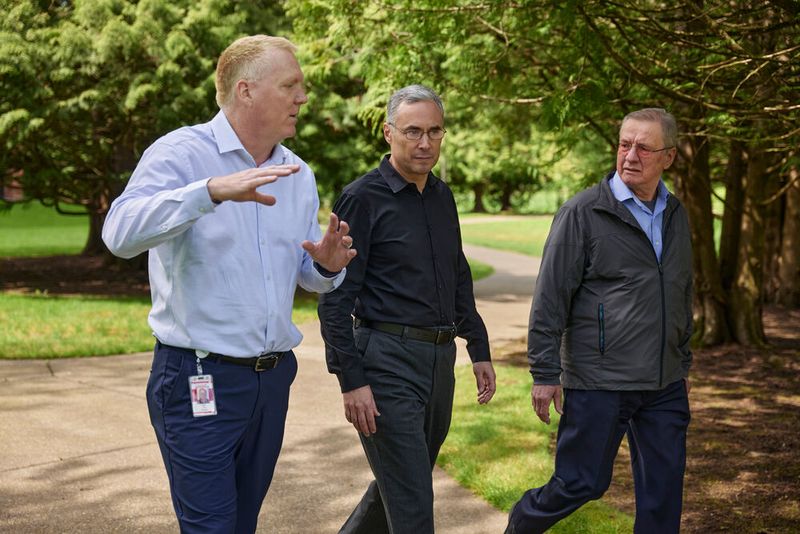 J-F Côté, Mark Kassab und Janusz Rajski haben das Streaming Scan Network (SSN) von Siemens Digital Industries Software mitentwickelt. Es soll die Kosten für Fertigungstests senken und die Produktivität verbessern. SNN wird dazu verwendet, Silizium-Testarchitekturen für Computerchips zu implementieren. Dafür wurden die drei Entwickler in der Kategorie Outstanding Invention ausgezeichnet.  (Bild: Siemens)