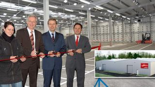 Freuen sich über die Einweihung der neuen Halle (v.l.n.r.): Architektin Ute Schnellbach, Kahls Bürgermeister Jürgen Seitz, Linde-MH-Geschäftsführer Theodor Maurer sowie Johannes Queisser, Leiter des Ersatzteilzentrums. Bild: Linde-MH (Archiv: Vogel Business Media)