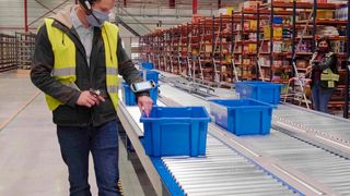 Mit Zetesmedea Voice können die Kommissionierer bei Carrefour Belgien im neuen Verteilzentrum bis zu 5.000 Artikel am Tag verwalten, um auch viele Bestellungen fristgerecht zu bearbeiten. Auch der Zebra-Mobilcomputer TC57 mit RS5100-Ringscanner spielt dabei mit. (Bild: Carrefour Belgien)