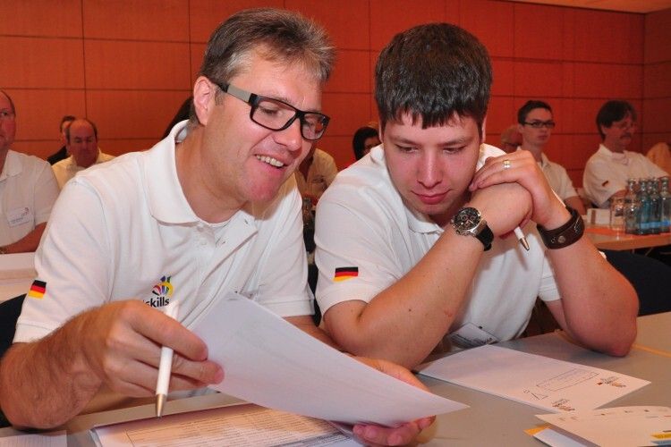 In die Vorbereitung von Robert Bartsch ist auch Rudolf Angerer, Weltmeister im Kfz-Mechaniker-Handwerk 1983 sowie Vorstandsvorsitzender der Kfz-Innung Oberpfalz und Kreis Kelheim, intensiv eingebunden. (Foto: World Skills Germany)