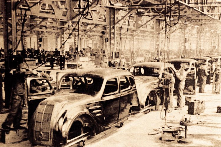 Die Bandfertigung des Toyoda AA im Jahr 1936. Das Fahrzeug ist der Nachfolger des Toyoda A1 von 1935 – dem ersten Prototypen eines Personenwagens. Er wurde dann überarbeitet und als erster Serienwagen der Marke unter dem Namen Toyoda AA (Limousine), bzw. Toyoda AB (Phaeton) gefertigt. Im Jahr 1937 erfolgte die Umbenennung von Firma, Marke und Modellen in Toyota. (Foto: Toyota)