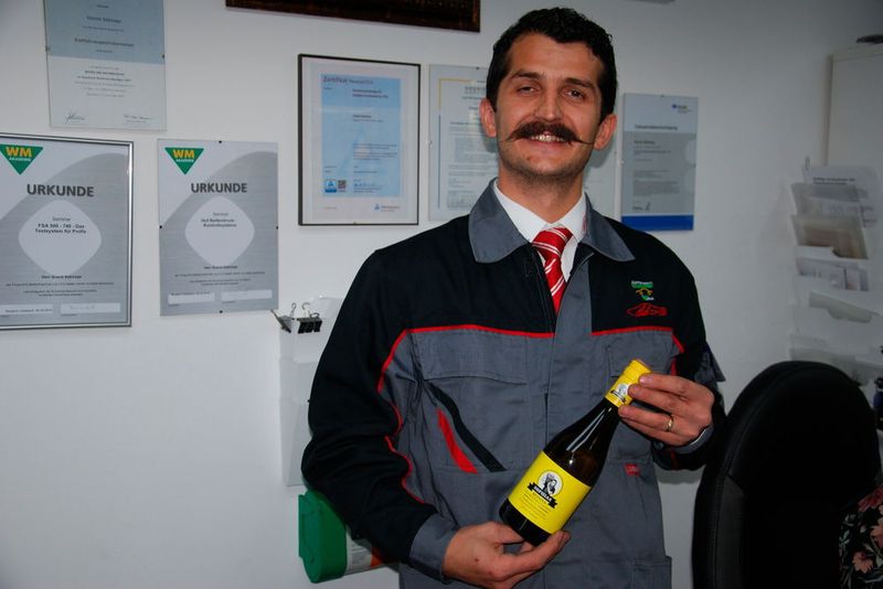 Jeder Kunde erhält eine Flasche Wein, wenn er sein Fahrzeug aus der Werkstatt abholt. (Wenz)