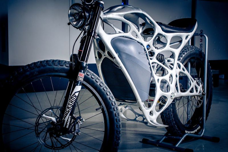 Das erste E-Motorrad aus dem Drucker: AP-Works zeigt mit dem „Light Rider“, was mithilfe der additiven Fertigung möglich wird. Der Rahmen des Motorrads wiegt gerade einmal 6 kg. (Airbus Apworks)