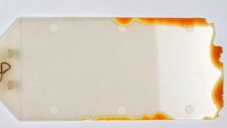 Bild 1: Am KUZ in Leipzig haben die Experten jetzt das thermooxidative Alterungsverhalten von Polymamid 6 und Polypropylen (im Bild) erforscht. Die verschiedenen Alterungscharakteristika der beiden Thermoplaste wurden dabei analysiert und beschrieben. Polypropylen etwa, zeigt unter anderem irgendwann Vergilbungserscheinungen und bräunliche Alterungsspots, wie hier zu sehen. (KUZ)