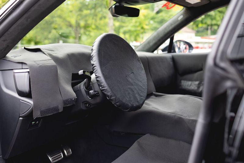 In den Macan-Prototypen sind die Cockpits noch abgehängt. (Bild: Porsche)