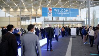 Nachdem die Messen Compamed und Medica im Jahr 2020 pandemiebedingt ausfallen mussten, freuten sich Aussteller und Besucher in diesem Jahr wieder auf die Veranstaltung in den Messehallen Düsseldorf. Das Programm vor Ort wurde durch viele digitale Angebote und Live-Übertragungen aus dem Bühnen- und Konferenzprogramm ergänzt. (Messe Düsseldorf/ctillmann)