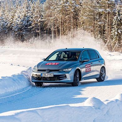Auf Schnee erreichen die besten Ganzjahresreifen das Leistungsniveau eines echten Winterreifens. Das kann jedoch zu Einbußen beim Nassgrip führen. (Bild: GTÜ)