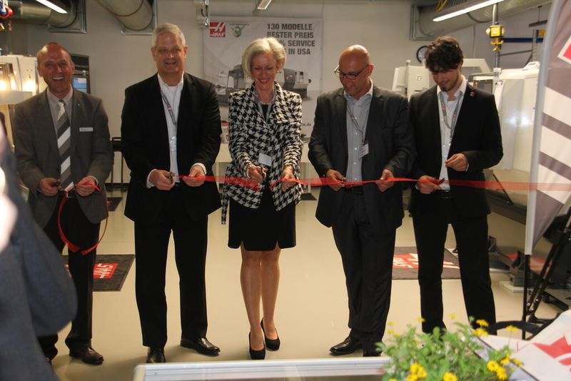 Von links: Klaus Krebs vom Berufsförderungswerk Schömberg/pro.Di, Peter Zierhut von Haas Automation sowie Ulrike Zich, die Bezirksvorsteherin Stuttgart-Weilimdorf und Bernd Katzenmeier, Geschäftsführer von Katzenmeier, eröffneten das 78. und zugleich größte H-Tec (Haas techical education Center) in Stuttgart-Weilimdorf. Zwei weitere Center werden in den nächsten Wochen in Europa eröffnet, wie die Haas-Leute erwähnten.Wer Interesse hat, findet nach den Bildern zur Eröffung des H-Tec eine umfangreiche Bilderserie mit Einblicken und Impressionen vom Maschinenbau im Haas-Hauptwerk in Oxnard, Californien. (Bild: Königsreuther)