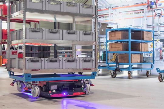Jetzt wird`s im Lager autonomer! Denn mit dem Linde-C-Matic-HP bringt Linde MH einen, wie es heißt, flexibel einsetzbaren, mobilen Transportroboter für anspruchsvolle Jobs. Er bewegt etwa Trolleys und Paletten sicher und schnell. Jetzt wird`s im Lager autonomer! Denn mit dem Linde-C-Matic-HP bringt Linde MH einen, wie es heißt, flexibel einsetzbaren, mobilen Transportroboter für anspruchsvolle Jobs. Er bewegt etwa Trolleys und Paletten sicher und schnell.