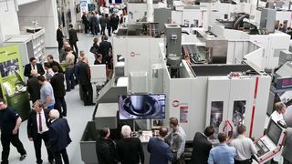 Viel los bei der Hermle-Hausausstellung: Den Besuchern wurden über 30 Maschinen live in Aktion präsentiert. (Bild: Hermle)