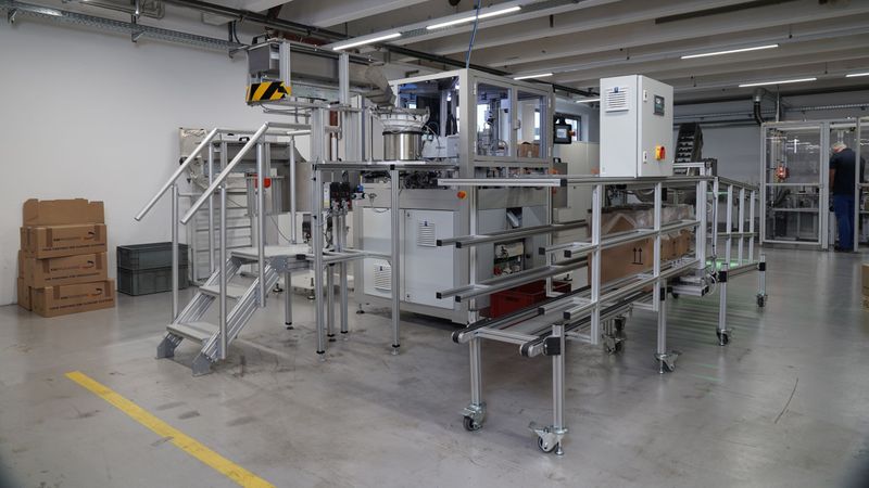 Die Rundtaktmontageanlage von KM Packaging ist in eine hochfunktionale Maschinenkabine integriert, die aus Profilen der Item-Baureihe XMS besteht.(Bild:  Item / KM Packaging)