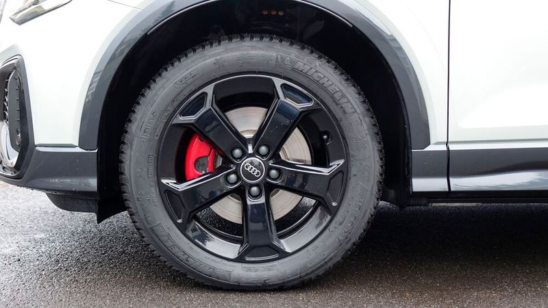 Beide Wagen waren im Testzeitraum mit Winterreifen ausgestattet, und zwar mit Premiumware – nicht mehr selbstverständlich heute. Der Audi fuhr auf Michelin Alpin 5, ... (Bild: Rosenow – VCG)