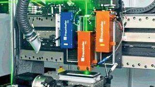 Bei dem neuen Laserverfahren des Fraunhofer IWS ritzen Laserinterferenzmuster Nanostrukturen in Metall ein um den sogenannten „Lotus-Effekt“ nachzuahmen. (Fraunhofer IWS)