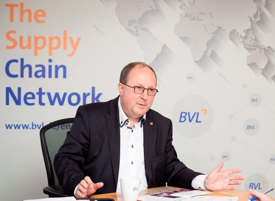 Der BVL-Vorstandsvorsitzende Prof. Dr.-Ing. Thomas Wimmer glaubt nicht, dass sich die angespannte Lage bei den Lieferketten schnell bereinigt. Vielmehr prognostiziert der Logistikexperte, dass die Probleme noch gut ein Jahr für Belastungen sorgen. Der BVL-Vorstandsvorsitzende Prof. Dr.-Ing. Thomas Wimmer glaubt nicht, dass sich die angespannte Lage bei den Lieferketten schnell bereinigt. Vielmehr prognostiziert der Logistikexperte, dass die Probleme noch gut ein Jahr für Belastungen sorgen.