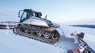Bei der Pistenpflege müssen die Schildpositionen ständig geändert werden, um die richtige Menge Schnee zu sammeln – abhängig vom Feuchtigkeitsgehalt, der Temperatur und anderen Variablen. (Harald Wisthaler / Prinoth)