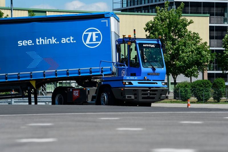 So kann dieses Shuttle-Fahrzeug einen Sattelauflieger übernehmen und diesen autonom zum Laden und Löschen an die Rampe rangieren. Anschließend bringt es den Auflieger von dort wieder zurück zum Truck. (ZF Friedrichshafen)