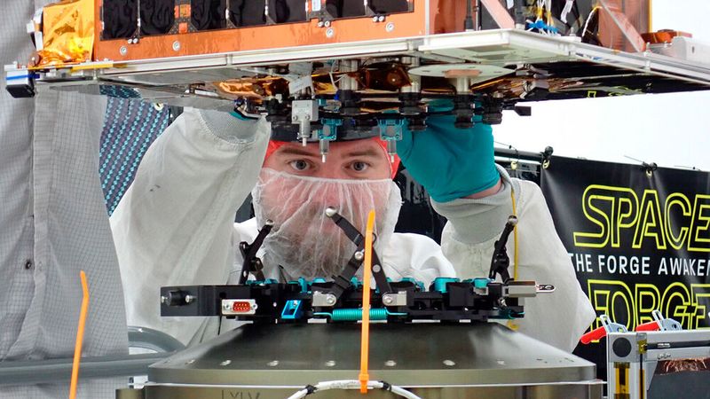 Space Forge plant, an Bord des Satelliten ForgeStar-1 Kristallkeime zu züchten, die auf der Erde für die Weiterverarbeitung zu größeren Einkristallen genutzt werden.(Bild:  Space Forge)