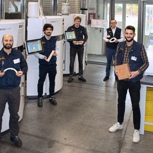 Niklas Eutebach (rechts) und sein 3D-Druck-Team beschäftigt sich bei Igus mit 3D-Druckmaterialien.