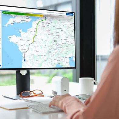 Interaktiver DAF-E-Lkw-Routensimulator: liefert Einblicke in die Einsatzfähigkeit und Reichweiten verschiedener E-Lkw von DAF.  (Bild: © wattana - stock.adobe.com)