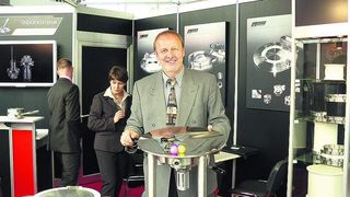 Günter Untch, Geschäftsführer von Andocksysteme G. Untch, präsentiert auf der Achema verschiedene Lösungen für das Containment im Schüttguthandling. Highlight ist der Probenehmer Asam, mit dem sich kontaminationsfrei Proben von Pulvern, Suspensionen oder Flüssigkeiten ziehen lassen.  (Bild: Felgentreu)