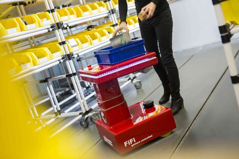 FiFi unterstützt die Intralogistik und transportiert Kleinlasten. (Bild: Andrea Fabry, KIT / www.kit.edu)