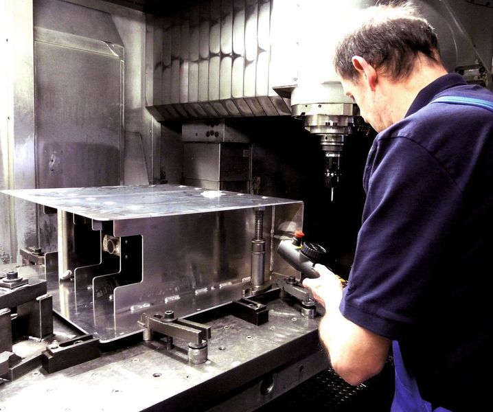 Die spanende Fertigung am Standort Windischbuch bearbeitet komplette Baugruppen, die aus Blechteilen bestehen, auf einem Bearbeitungszentrum. Bild: Kuhn (Archiv: Vogel Business Media)