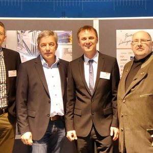 Die geballte Praxiserfahrung in Sachen additiver Fertigungsverfahren stellt sich mit dem KNF-Chef dem Fotografen (von links): Stefan Beetz, Dr.-Ing. Andreas Wolf, Michael Grosalski, Jörg Sander, Hans Rausch (KNF), Klaus Eimann, Dr. Alexander Vyhnal.