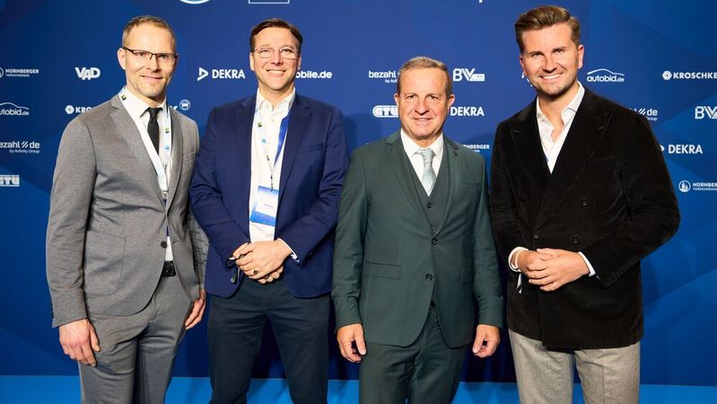 Von links: Christian Hansen (Geschäftsführung des Verbandes Deutscher Skoda Vertragspartner), Julian Weste (VP Sales, Aufinity Group), Thomas Peckruhn (Präsident des ZDK und Vorsitzender des Verbandes Deutscher Skoda Vertragspartner) und Lasse Diener (CEO, Aufinity Group).(Bild:  ©2026 Gregor Matthias Zielke)