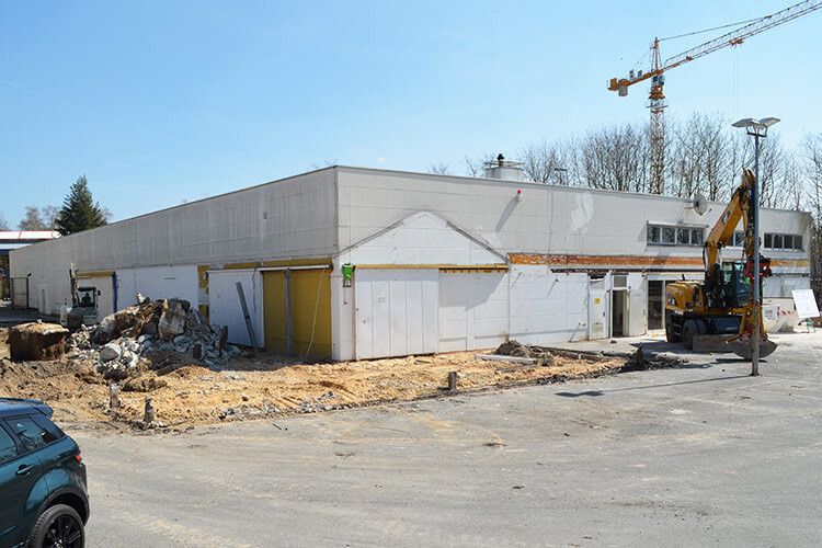 Dieser ehemalige Obi-Markt in der Bessemer Straße in Nürnberg wird gerade zu einer neuen Filiale des Autohauses Kropf umgebaut. (Foto: Rehberg)