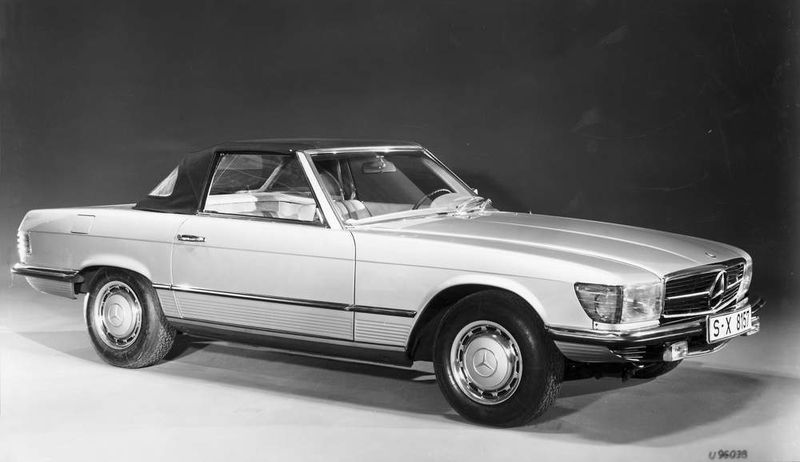 Eines der am längsten produzierten Mercedes-Modelle war der Roadster R 107. Von 1971 bis 1989 entstanden über 250.000 Exemplare des luxuriösen Zweisitzers, von denen noch etwa 19.000 zugelassen sind. Die ungewöhnlich breite Motorenpalette reicht vom 2,8-Liter-Sechszylinder bis zum Fünf-Liter-V8. (Archiv: Vogel Business Media)