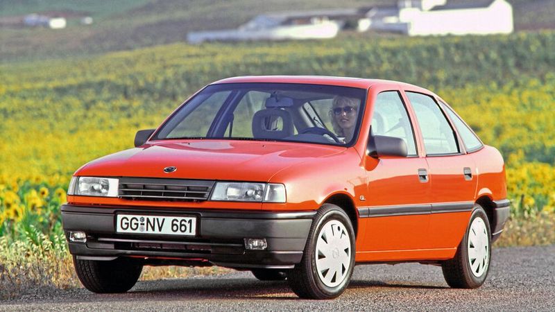 Vor 30 Jahren war der Opel Vectra A schon am Ende seiner Karriere angelangt. Er war technisch mit der zweiten Generation des Saab 900 und seinem Nachfolger Saab 9-3 verwandt. Beide basieren auf der GM-Plattform GM2900. (Bild: Opel Automobile GmbH)