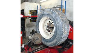 Die neuen Montageanleitung legt erstmals den aktuellen Stand der Technik bei der Nutzfahrzeugreifenmontage allgemeingültig fest. (Holz / »kfz-betrieb«)